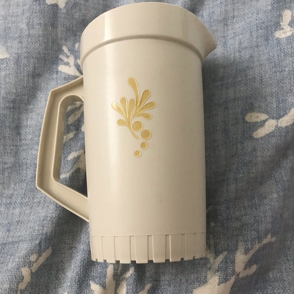 Vintage Tupperware pitch with top - Picture 2 of 5